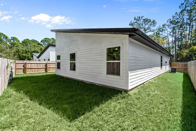 Building Photo - 816 W 9th St