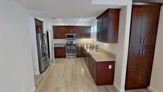 Building Photo - 3Bd 2.5Ba Townhouse w/Rooftop Deck