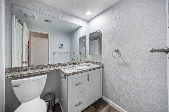 Building Photo - Mission Valley Beautiful Townhome Fully Furnished with A/C, Laundry + Parking