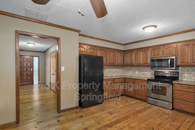 Building Photo - 2053 S Hillcrest Ave