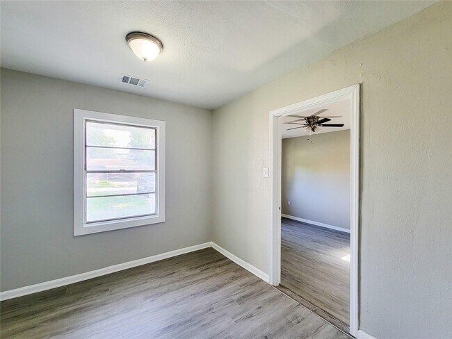 Building Photo - 4909 Holloway Dr