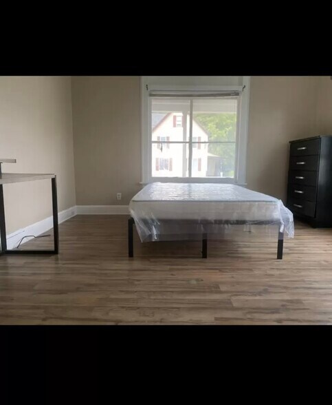 Building Photo - 13 Clarke St