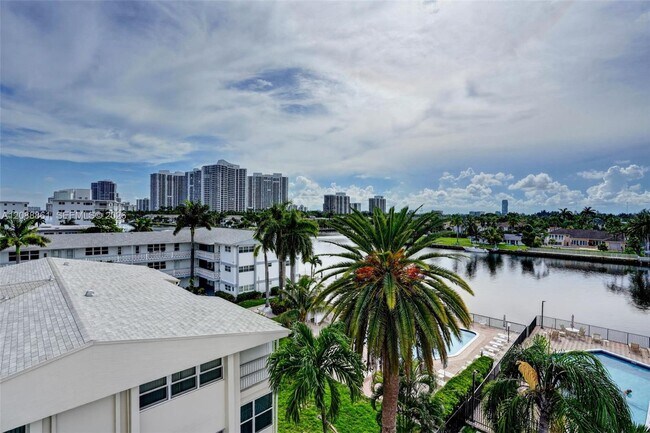 Building Photo - 3113 S Ocean Dr