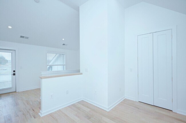 Building Photo - 2737 Shenandoah Ave