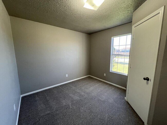 Building Photo - 4115 Mustang Dr