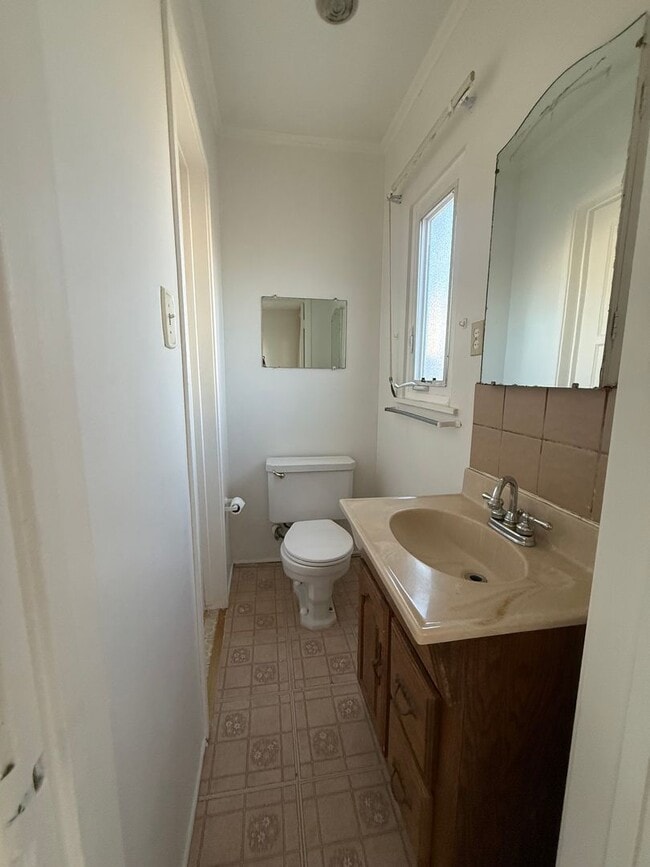 Building Photo - Charming 3BR/1.5BA Home with Cozy Fireplace