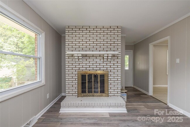 Building Photo - 4438 Gainsborough Rd