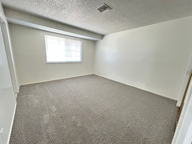 Building Photo - Single Story Home 5-Beds 2-Bath No HOA!