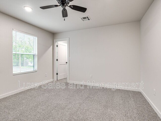 Building Photo - 612 W 2nd St