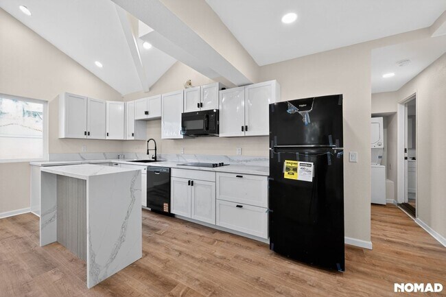 Building Photo - Bright & Modern 2-Bed Home with Ocean Glimpses in Prime Vista Location