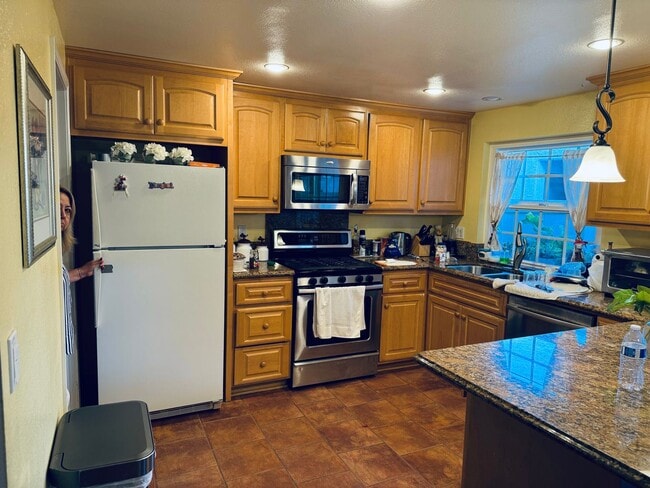 Building Photo - Los Robles Townhome – Flexible Furnishing Options