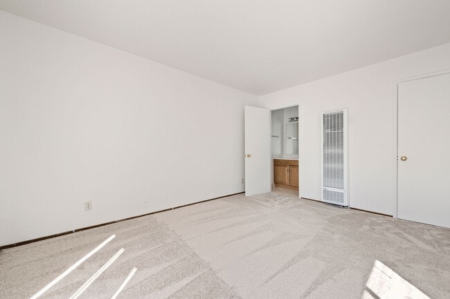 Building Photo - Nice 4BR/2.5BA Home in GREAT Location!