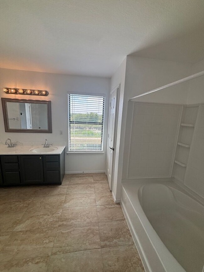 Building Photo - Move-In Ready 4-Bedroom Home with New Floors and Fresh Paint!