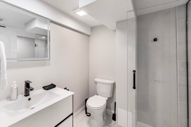 Building Photo - 408 S Maple St