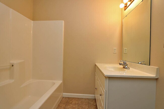 Building Photo - 4 Bedroom House Close to Campus