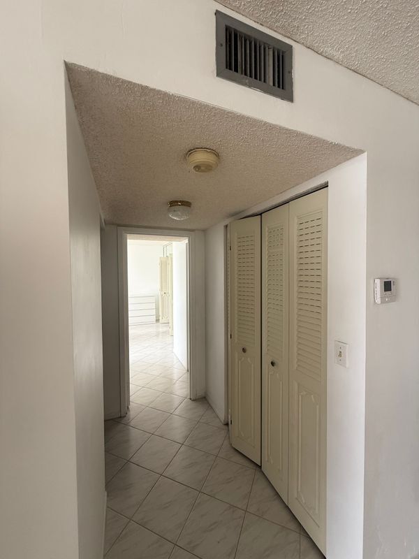 Building Photo - 1000 Parkview Dr