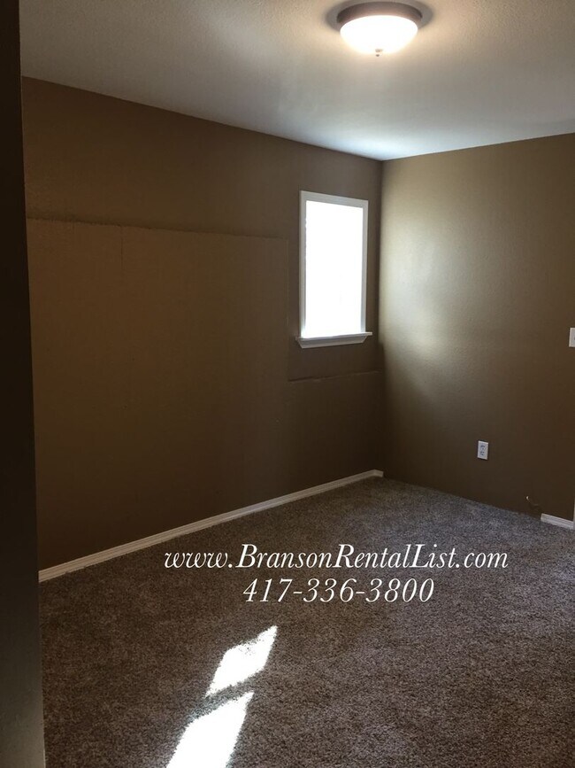 Building Photo - Large 5 Bedroom with lawn care and a commu...