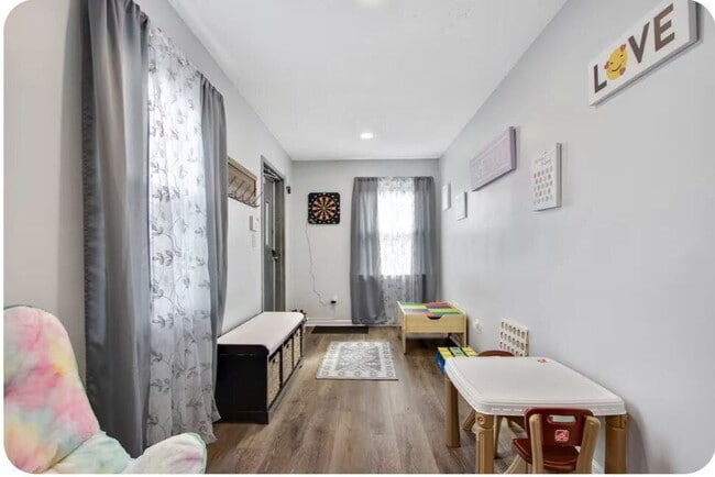 Building Photo - Furnished 3-Bedroom Apartment with Private Entrance and Free Laundry