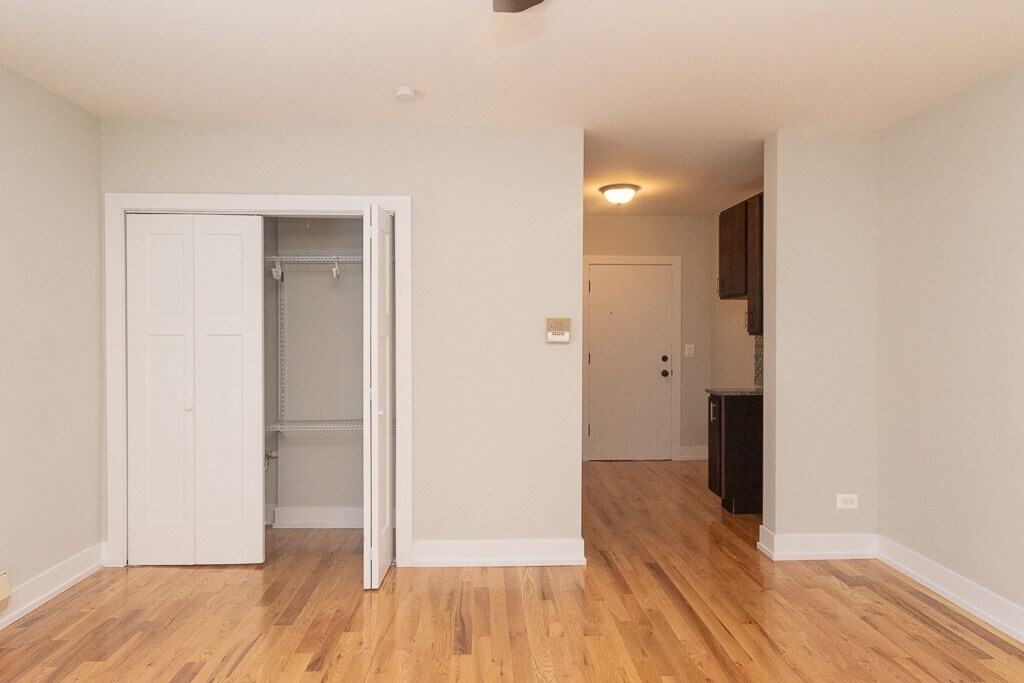 Building Photo - 814 W Cornelia Ave