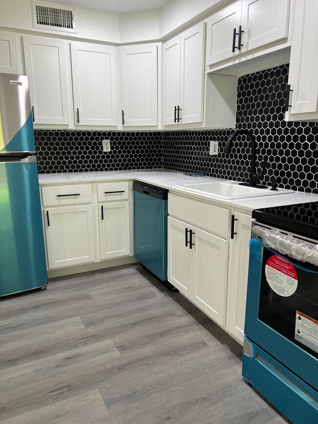 Building Photo - 4 Loveland Hill Rd