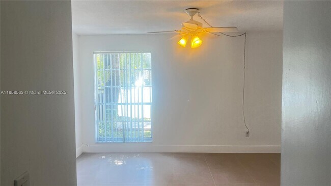 Building Photo - 10740 N Kendall Dr