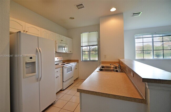 Building Photo - 6059 SW 19th Ct