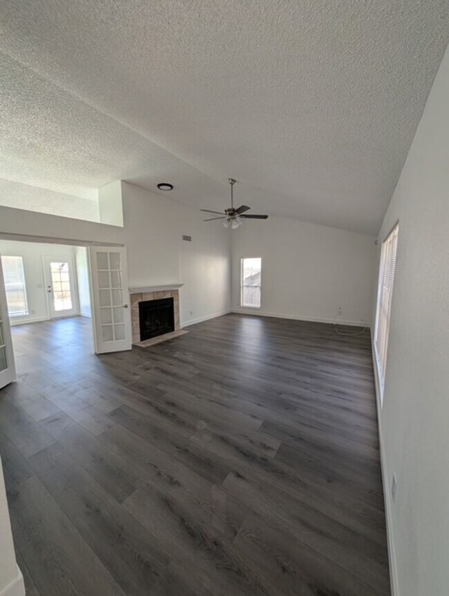 Building Photo - Sharp 3 Bedroom Home w/Pool in Glendale
