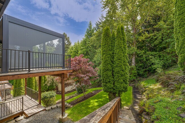 Building Photo - BEAUTIFUL 5 Bedroom Home in the Sought-After Hillshire Estates of Bull Mountain