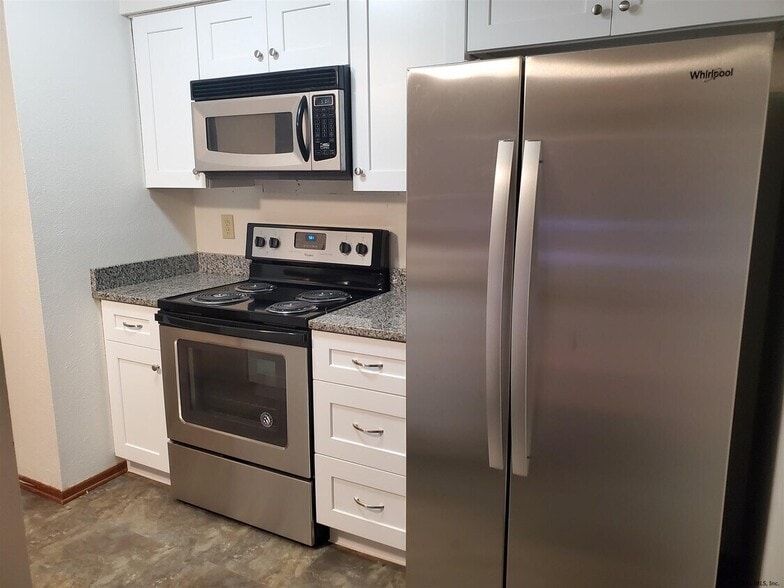 Building Photo - 120 Victory Way