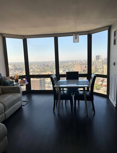 Building Photo - 2650 N Lakeview Ave