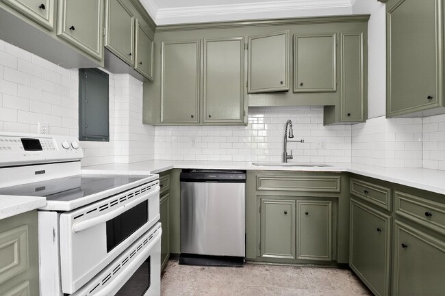 Building Photo - Absolutely stunning penthouse level unit in the historic Poplar building in Charlotte's tree line...