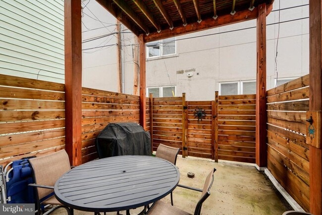 Building Photo - 1604 E Clement St