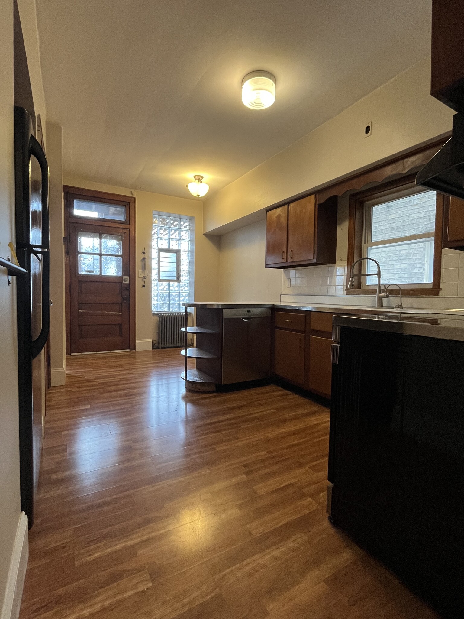 Kitchen w/ breakfast nook - 3223 W Olive Ave