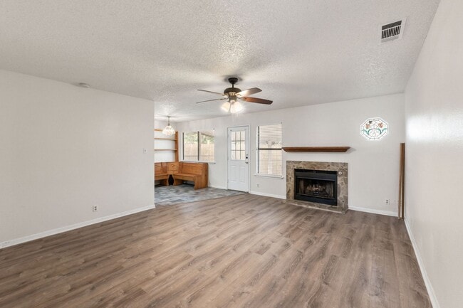 Building Photo - Bright and Inviting 3-Bedroom with Private...