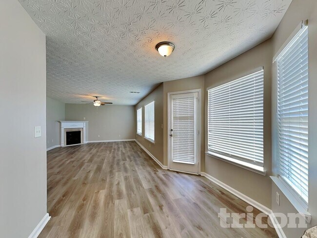 Building Photo - 305 Sarasota Ln