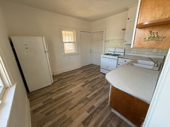 Building Photo - $900 - 2 Bed 1 Bath House