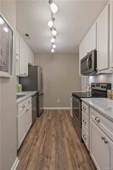 Building Photo - 1431 Thrush Plz