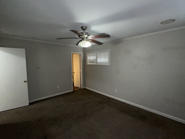 Building Photo - 827 Briarwood Dr