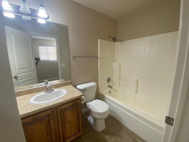 Building Photo - 3-Bed Townhouse in St. George with 2.5 Bat...