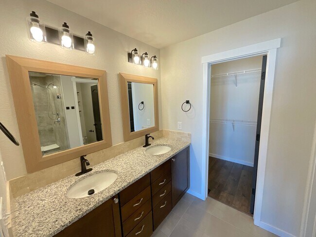 Building Photo - 4 Bedroom Home Available Near E Woodmen Rd & Rangewood Dr!