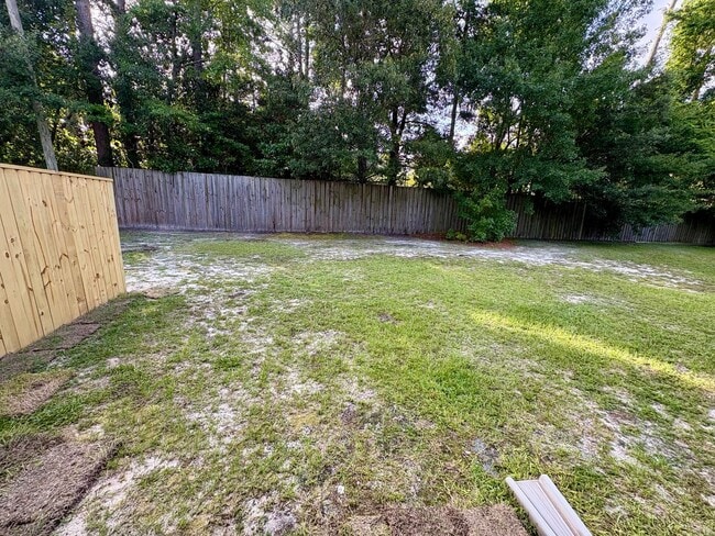 Building Photo - 2 Bedroom, 1 Bath Duplex Located in the Ce...