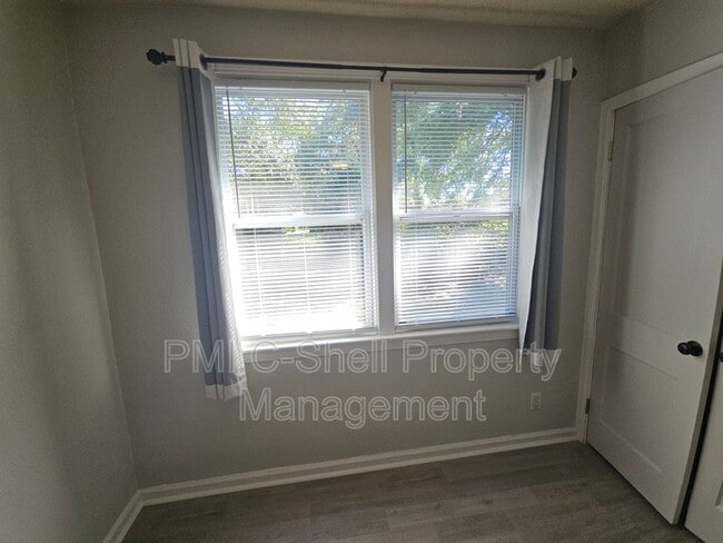 Building Photo - 210 N Pinewood Ln