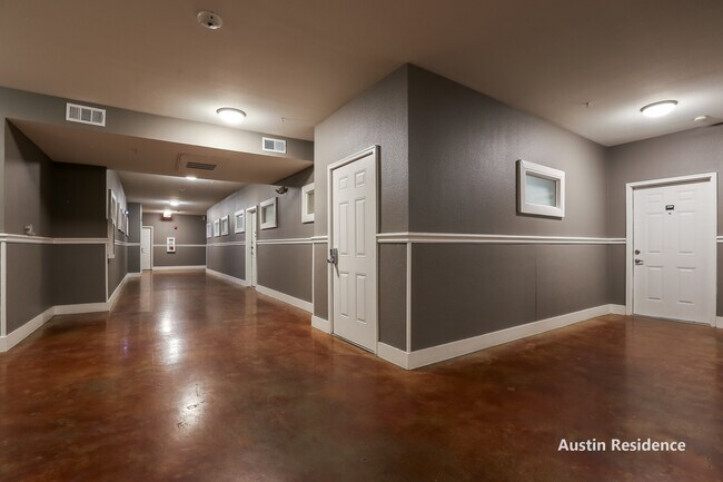 Building Photo - 910 W 25th St