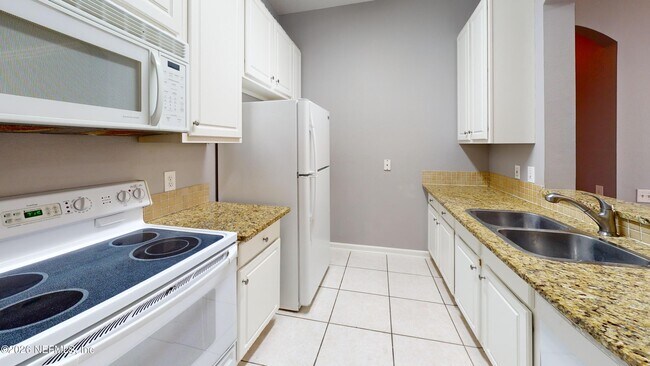 Building Photo - 10550 Baymeadows Rd