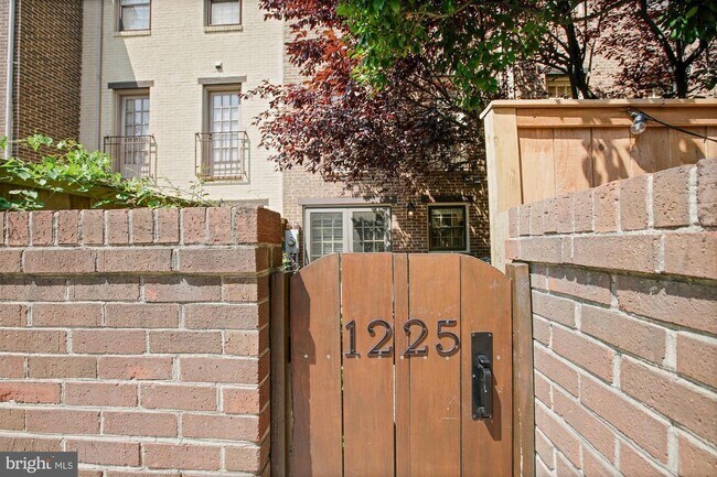 Building Photo - 1225 Michigan Ct