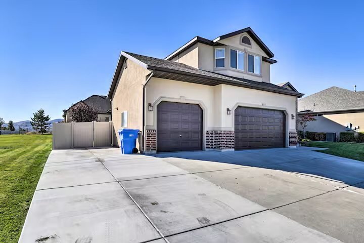 Building Photo - 4627 Seminole Cir