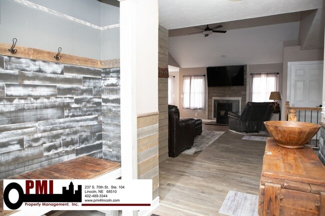 Building Photo - 4 Bedroom and 3 bathroom Fully Furnished