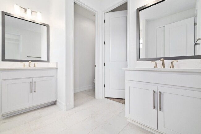 Building Photo - "Charming Estancia Luxury 3-Bed home in We...