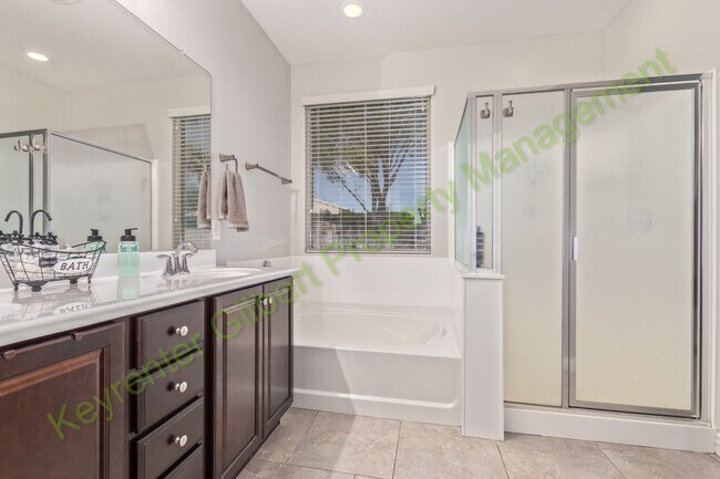 Building Photo - Beautiful Single-Story 3-Bed/3-Bath Home i...