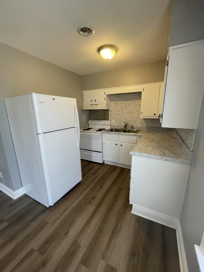 Building Photo - "Charming 2-Bedroom Retreat on Hutchens Rd...